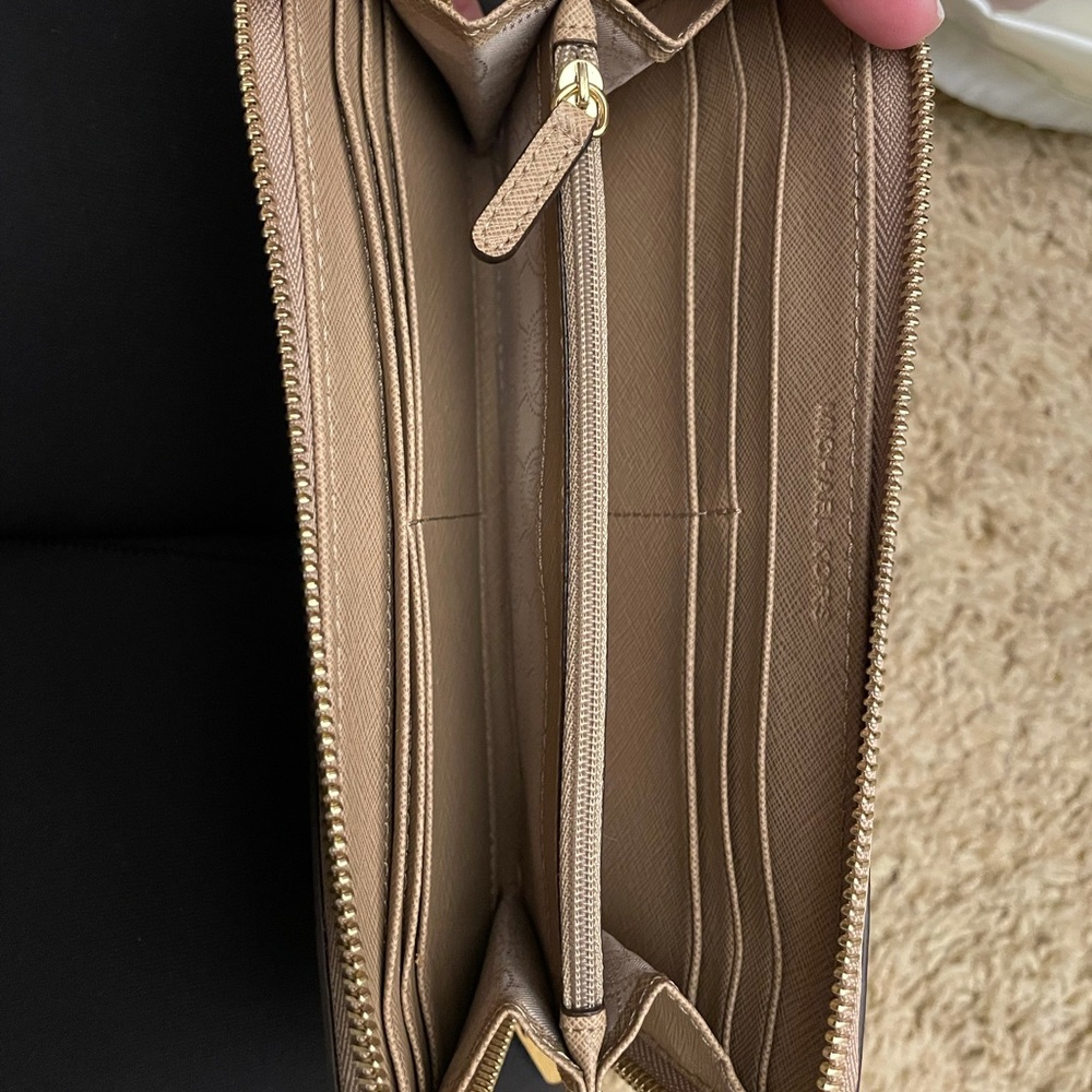 Michael Kors Purse/Wallet